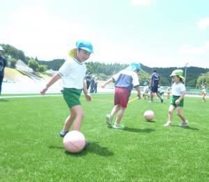 サッカーを楽しむ男の子
